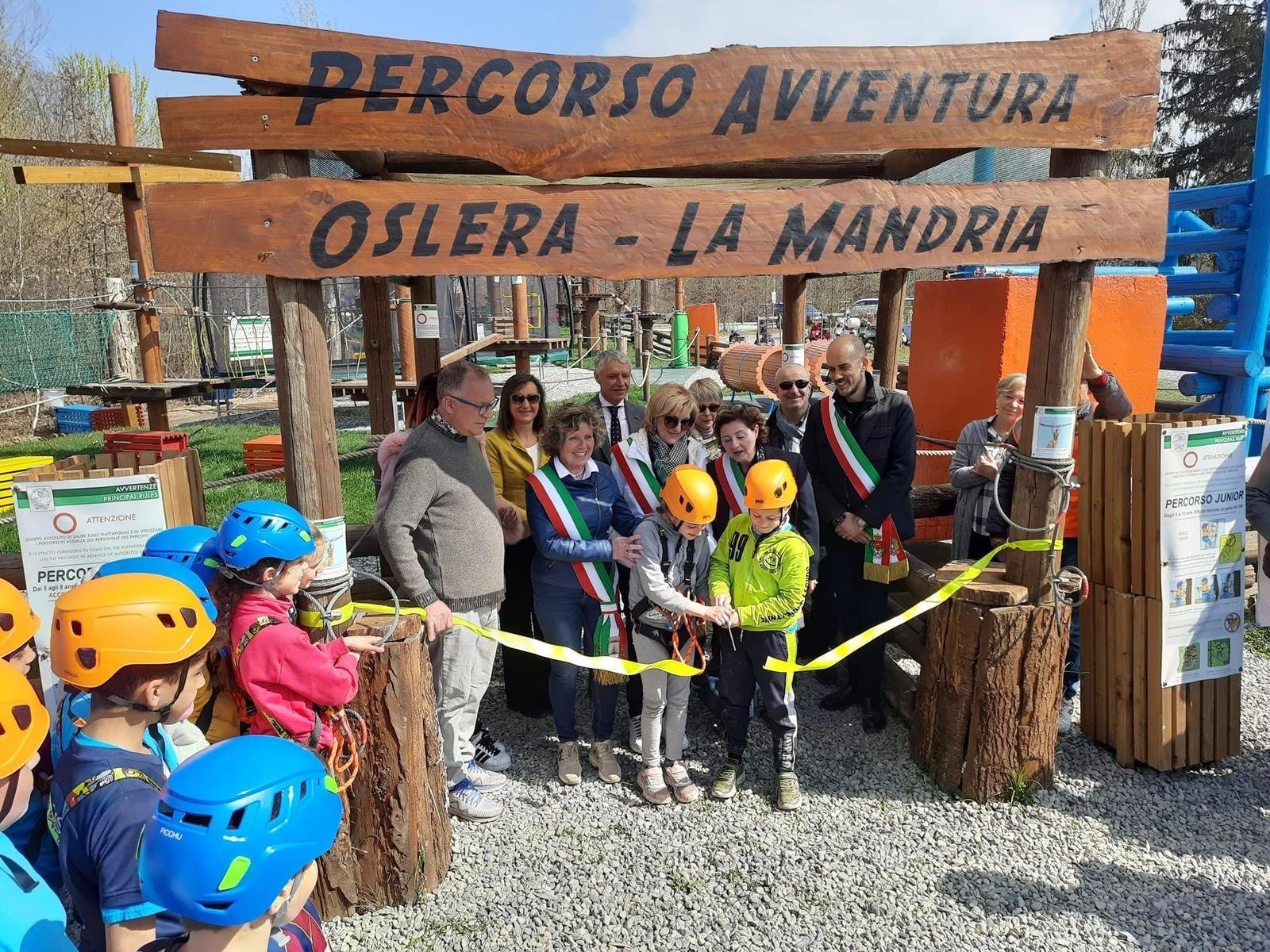Genitori rilassati al tavolo nel bosco