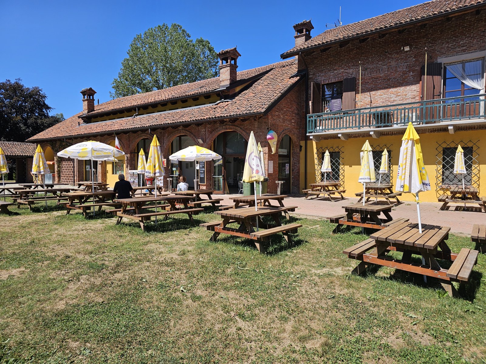 Dehors della cascina con ombrelloni