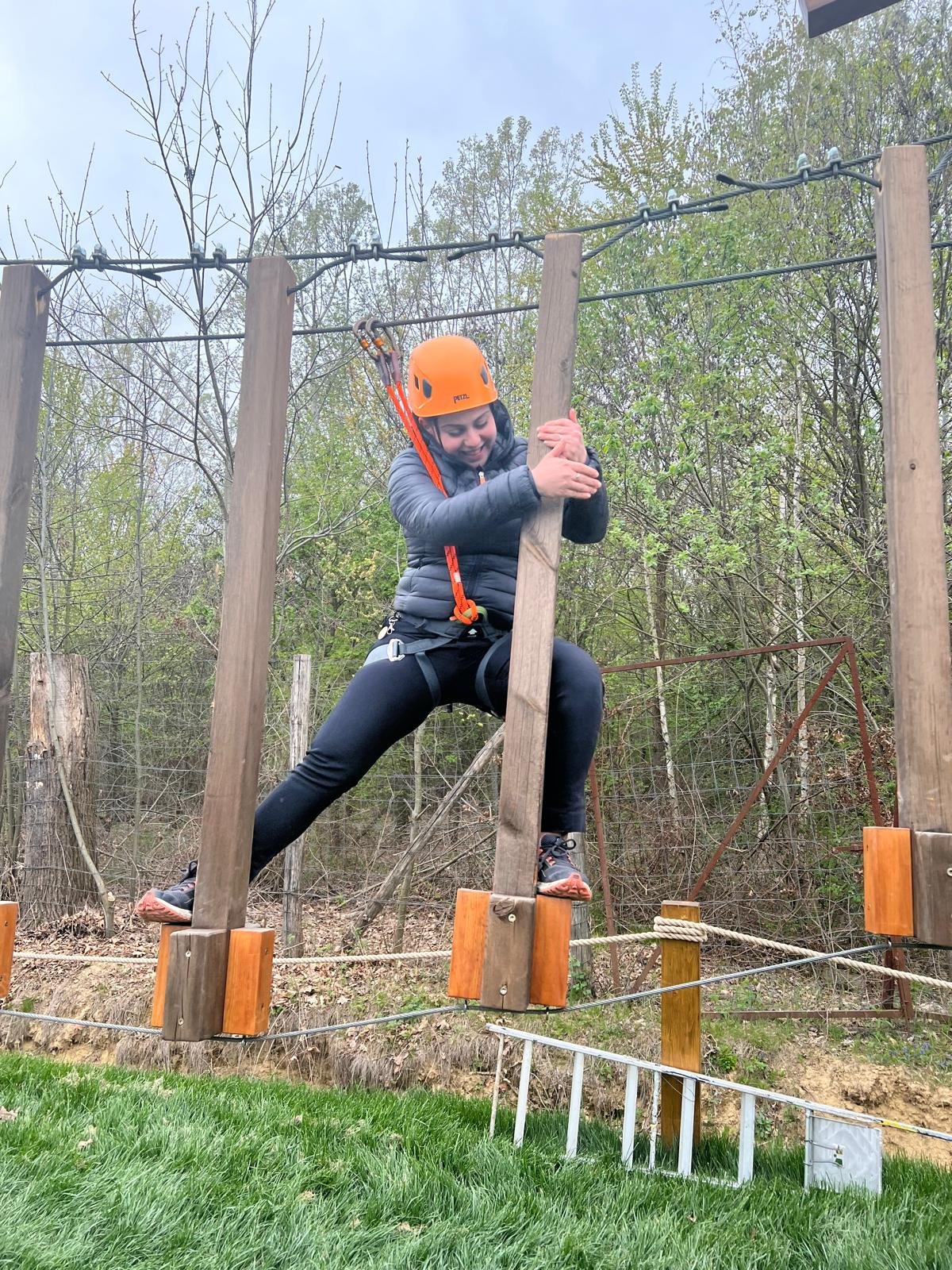 Bambino sulla teleferica del parco avventura